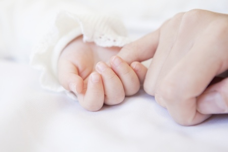 赤ちゃんと母親の手